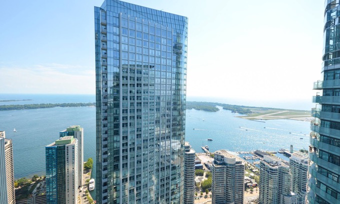 Toronto Entertainment District Apartment | Downtown Toronto near CN Tower