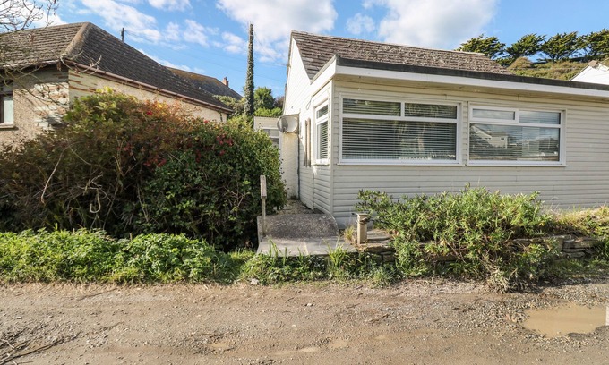 Polzeath House | DRIFTWOOD, pet friendly, country holiday cottage in Polzeath