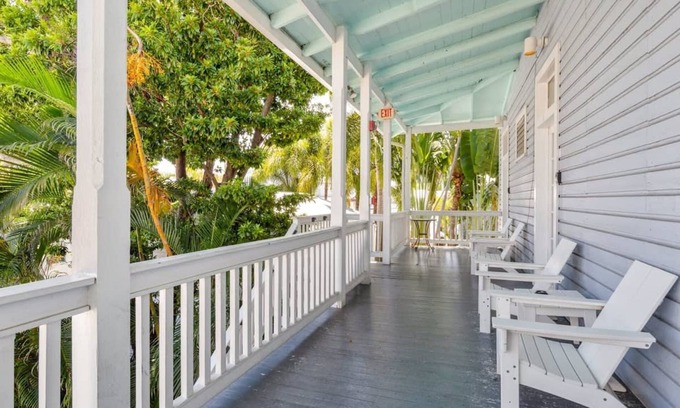 Uptown - Upper Duval Apartment | Duval Corner Updated Condo Steps to Duval St