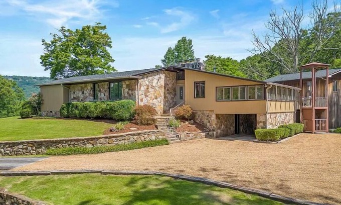 Menlo House | Early fall trip?! Stunning Midcentury modern home-sleeps 14! 24 private acres