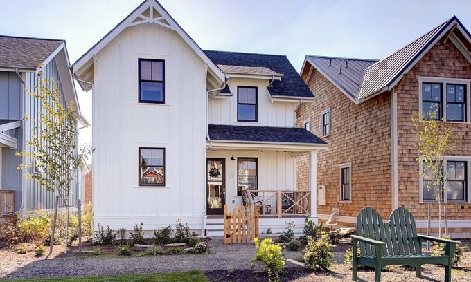 Pacific Beach House | EASY BREEZY Cottage Seabrook WA! Dog friendly w/Hot Tub