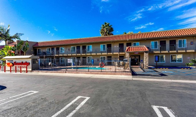 Central Escondido Hotel | Econo Lodge Inn & Suites Escondido Downtown
