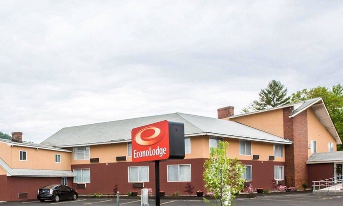 West Ossipee Hotel | Econo Lodge Lake Region