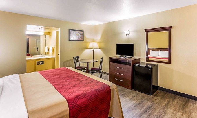 McAlester Hotel | Econo Lodge McAlester