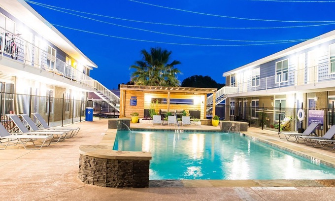 East Riverside - Oltorf Apartment | Efficiency 2BR next to Downtown w Fast WiFi + Pool