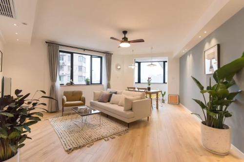 Huangpu Apartment | EHUB - Enjoy Shanghai Tower View with Floating Bed, near Yuyuan Garden and the Bund