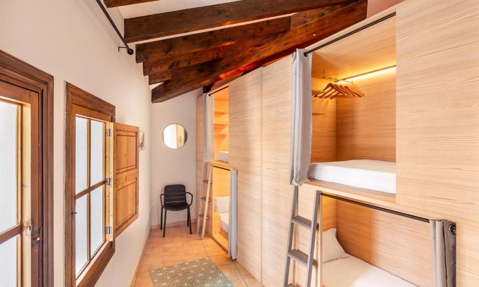 Cort Hostel | El Josemari Youth Hostel - Albergue Juvenil