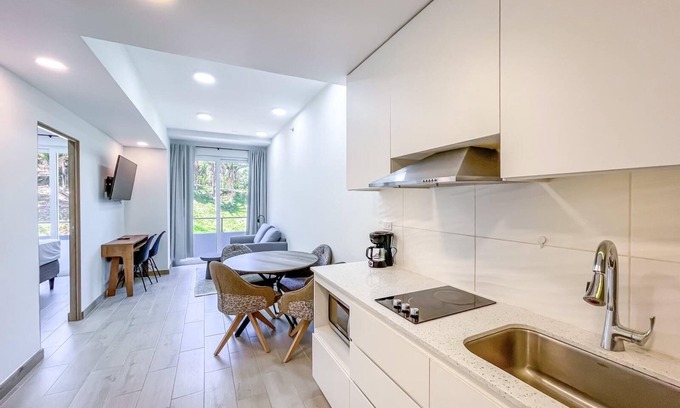 Crawfish Rock Condo | Elegant 1BR in Duna Residences