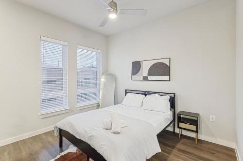 Fort Worth Apartment | Elegant Downtown 1BD Condo with Pool & Gym