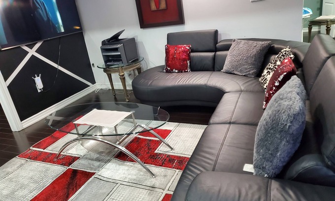 Brampton House | Elegant Home Away From Home. (Unit Apartment)