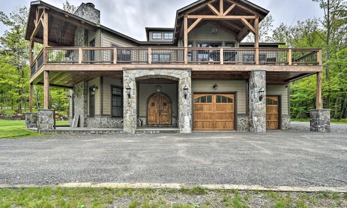 West Dover House | Elegant Mtn Chalet with Deck 1 Mi to Mt Snow!