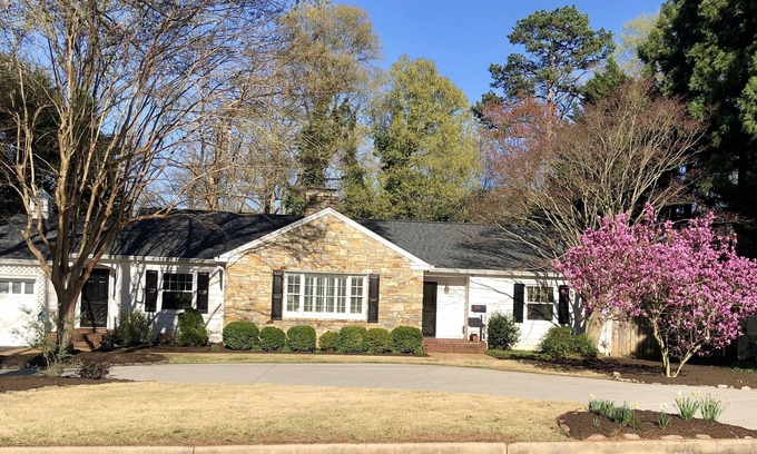 Winston - Salem House | Elegant Pet Friendly Ranch Home close to everything!