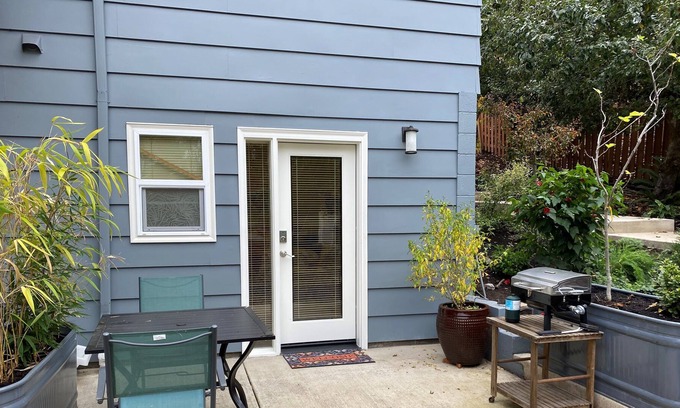 Western Apartment | Elegant Studio for Two, Minutes to University and Downtown