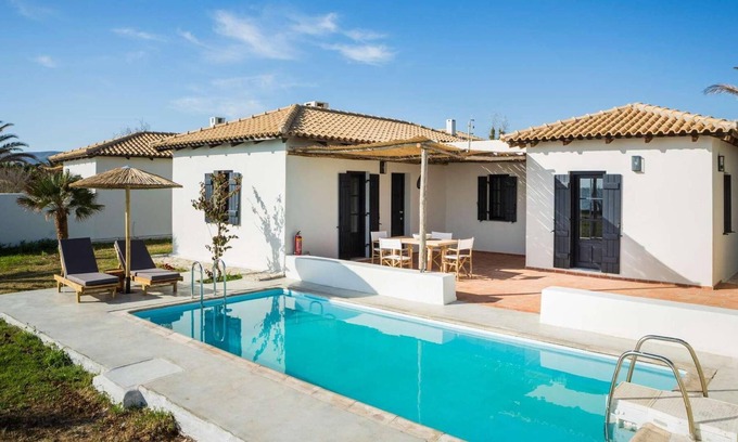 Kounopetra Villa | Elegant villa in a complex on the beachfront