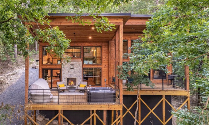 Broken Bow Cabin | Elevated modern cabin in trees, see-thru fireplace, close to Beavers Bend State Park