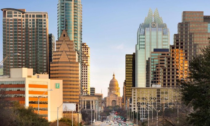 Downtown Austin Hotel | Embassy Suites by Hilton Austin Downtown South Congress