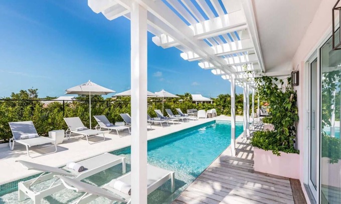 Discovery Bay Villa | Emerald Waters is a luxurious 5 bedroom villa