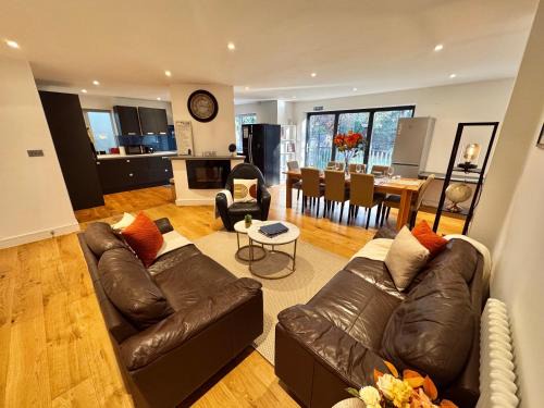 Barnhill House | En-suites with Free Parking 30min to Central London