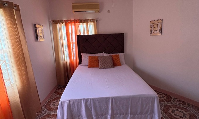 Tower Isle Villa | Enchanting 2-bedroom apartment with AC in Tower Isle