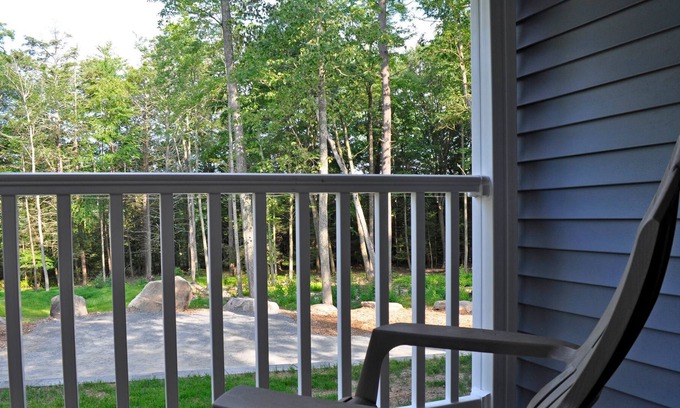 Tafton Cabin | Enchanting Lakeside One Bedroom Cabin
