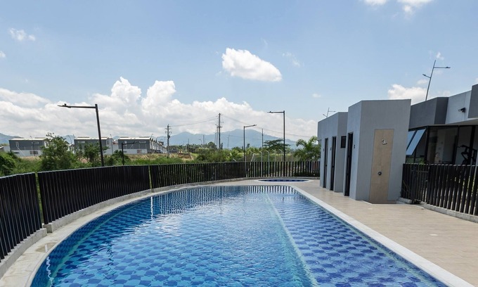 Pereira Condo | Endless Hot Water A/C Long-Term Stay Pool, FREE Breakfast/BBQ By Airport