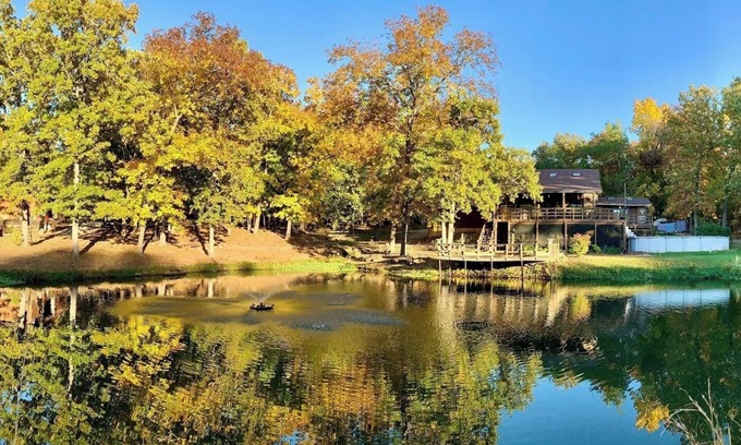 Clinton Apartment | Enjoy Fall Serenity on our Woodland Retreat with Boat Parking near Truman Lake