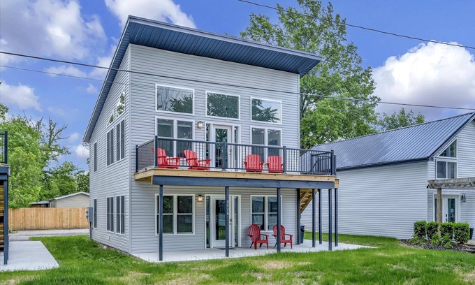 Lakeview Condo | Enjoy Indian Lake in a brand new vacation rental next to the lake walking path