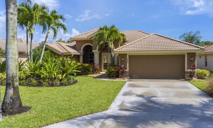 Central Naples House | Enjoy memorizing lake views from this beautiful 4 bedroom home!