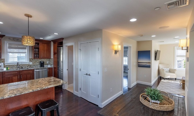 Fifth Ward Condo | Enjoy Sunsets Over Newport Harbor From A Large Roof Deck