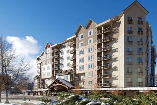 Avon House | Enjoy the Vail Valley in this 2BD condo with resort amenities, pool, game room,etc
