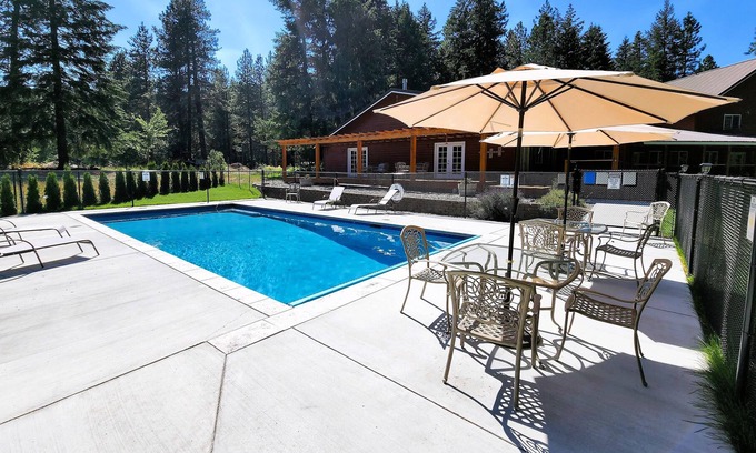 Leavenworth Cabin | Enormous Mountain Lodge - POOL / HOT TUB / Pool Table / Chef Kitchen
