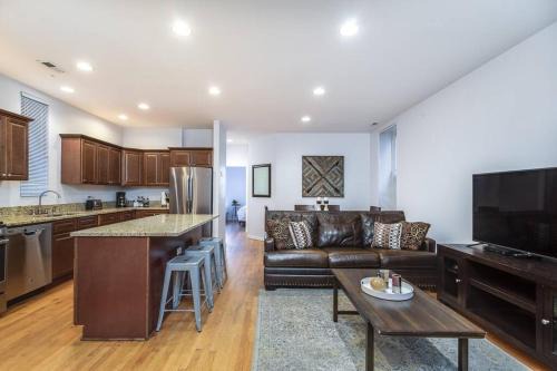 Wrightwood Neighbors House | ENTIRE BUILDING-Walk to Lincoln Park or The Beach