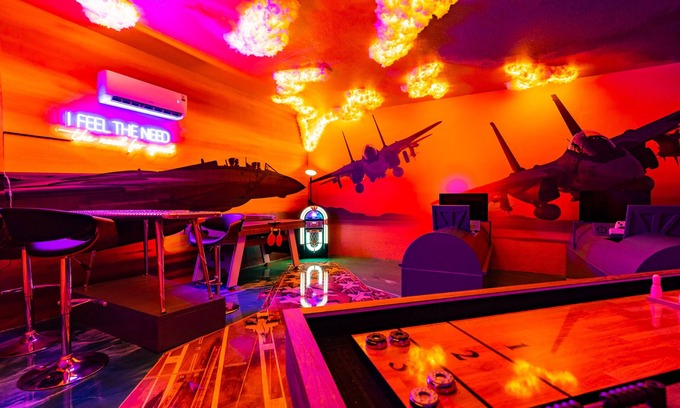West Kissimmee House | Epic Themes | Pool/Hot Tub | Theater & Game Room