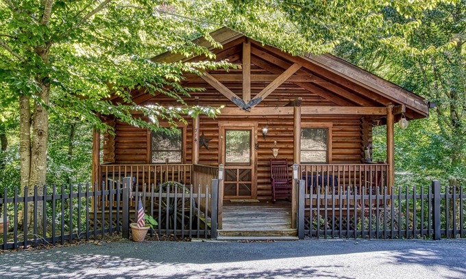 Pigeon Forge Cabin | Er44 - Rising Eagle - Great Location! Close To Town! 2 Bedroom Cabin by RedAwning