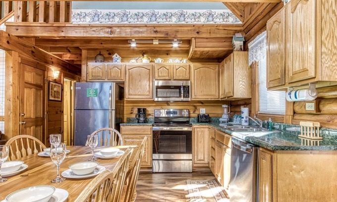 Pigeon Forge Cabin | Er92 - Virginia's Villa - Great Location! Close To All The Action! 5 Bedroom Cabin by RedAwning