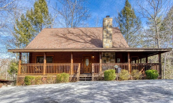 Pigeon Forge House | ER92 - Virginia's Villa - Great location! Close to all the action! cabin