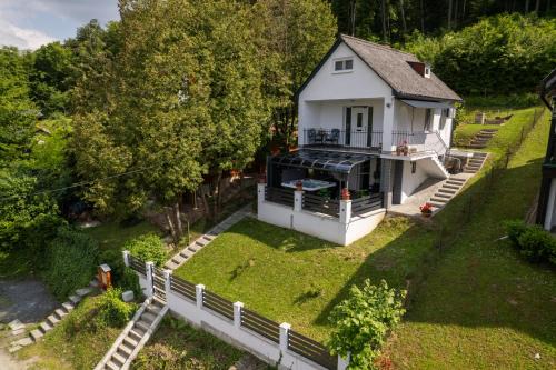 Magyarhertelend Apartment | Erdőszéli Házikó szaunával és jakuzzival
