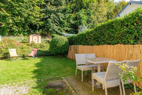 Etretat House | "Escapade Nature" 1 place de parking et jardin paysager by Art De Voyager