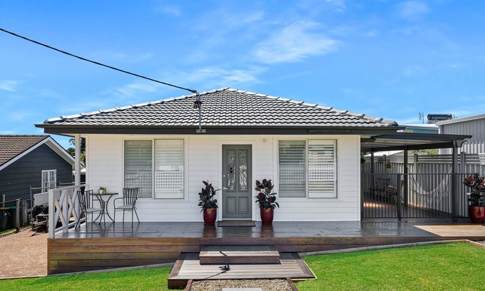 Caves Beach House | Escape@cavesbeach - Coastal getaway less than 10 mins walk to the beach.