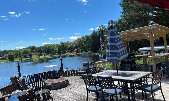 Twin Lake House | Escape to the Lake with all the comfort of home! Begin fall touring with us!