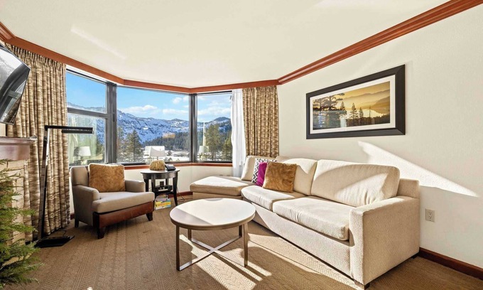 Olympic Valley Resort | Everline Resort & Spa- 8 Person Suite