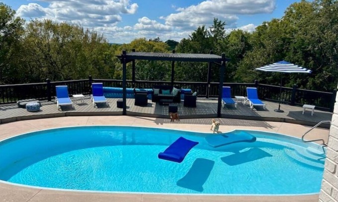 Franklin Apartment | EVERYTHING BRAND NEW Sept 2023 OWN ENTRANCE; PARKING; POOL; STUNNING VIEWS.