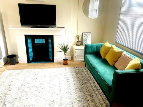 Gravesend Apartment | Evo Green Gravesend 2 bed Apartment - 2 mins STN Town Centre
