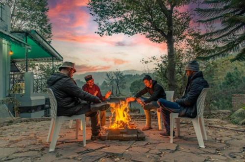 Dharampur Apartment | Exotic Stays I The Mesmerizing View I Serviced Apartments I Open Air Pvt Lawn I Peacefull Area I Family Accomodation I Kasauli