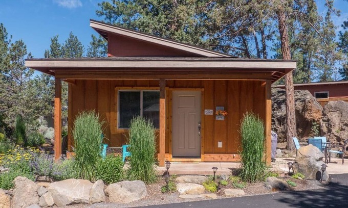 Southern Crossing Cottage | Experience Bend's magic from this quiet home near river/trail & Old Mill.