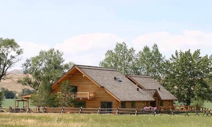 Bozeman House | Experience Montana. Spectacular views, spacious log lodge. Perfect for families