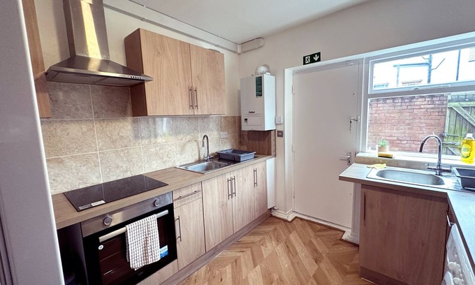 Everton Other | Experience the Best of Liverpool in Style with our Spacious 6 Bed in L5