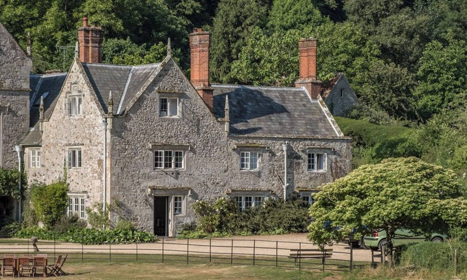 Shorwell House | Experience this 7-bedroom, self-contained wing of a magnificent Jacobean manor