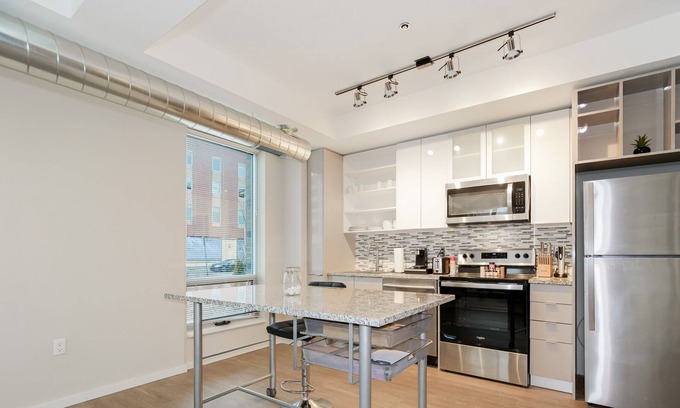 Crossroads Arts District Condo | Experience Unmatched Comfort w/ an Upscale Stay Featuring Beautiful Rooftop 107