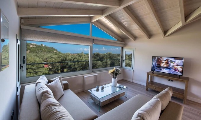 Apolpaina Apartment | Explore Lefkada-Breakfast incl.Luxury maisonette,large pool near town!